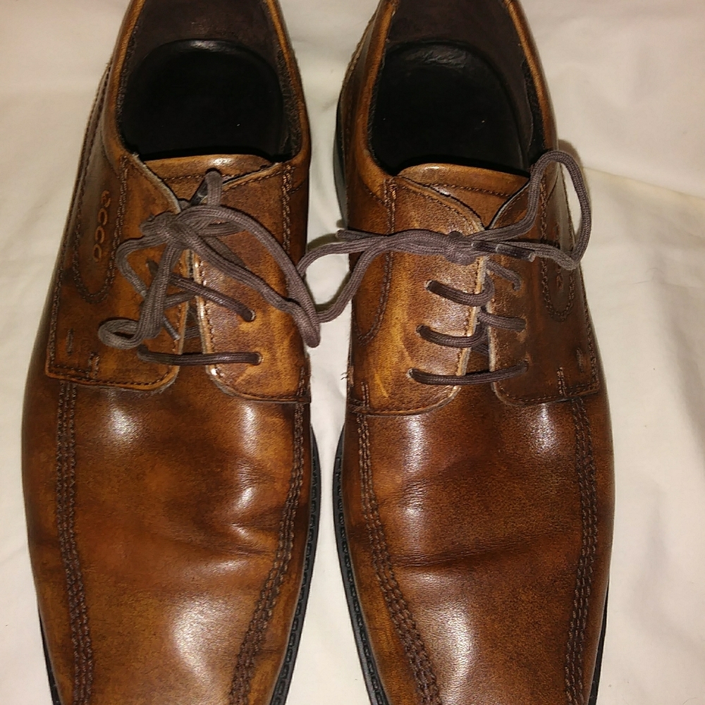 Men's Classic Ecco leather dress shoe.